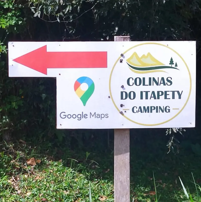 Placa na entrada do camping