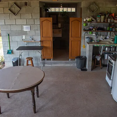 Cozinha comum do camping com fogão e utensílios